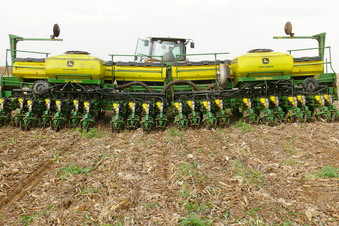 Das Bild zeigt ein landwirtschaftliches Fahrzeit zur Bodenbearbeitung und Aussaat in Mato Grosso, Brasilien